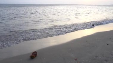 Okyanus kumsalı ve gün batımında dalgalar