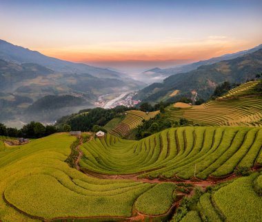 Pirinç tarlaları üzerinde Mu Cang Chai, Yenbai, Vietnam Teras. Kuzey Vietnam, hasat pirinç tarlaları hazırlamak.
