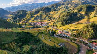 Pirinç tarlaları üzerinde Mu Cang Chai, Yenbai, Vietnam Teras. Kuzey Vietnam, hasat pirinç tarlaları hazırlamak.