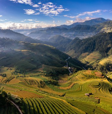 Pirinç tarlaları üzerinde Mu Cang Chai, Yenbai, Vietnam Teras. Kuzey Vietnam, hasat pirinç tarlaları hazırlamak.