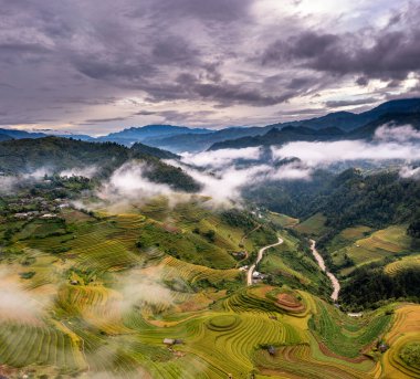 Pirinç tarlaları üzerinde Mu Cang Chai, Yenbai, Vietnam Teras. Kuzey Vietnam, hasat pirinç tarlaları hazırlamak.