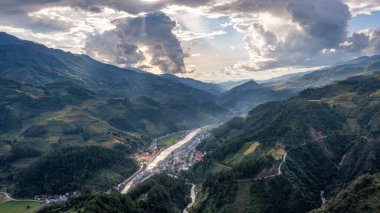 Pirinç tarlaları üzerinde Mu Cang Chai, Yenbai, Vietnam Teras. Kuzey Vietnam, hasat pirinç tarlaları hazırlamak.