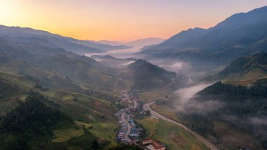 Pirinç tarlaları üzerinde Mu Cang Chai, Yenbai, Vietnam Teras. Kuzey Vietnam, hasat pirinç tarlaları hazırlamak.