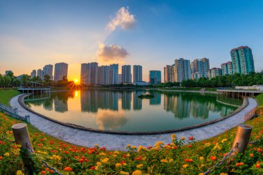 Hanoi şehrinin silueti Hanoi şehrindeki Thanh Xuan parkında günbatımında, Vietnam 'da.