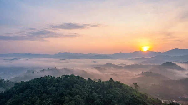Bac Kan şehri, Vietnam Sabahın erken saatlerinde