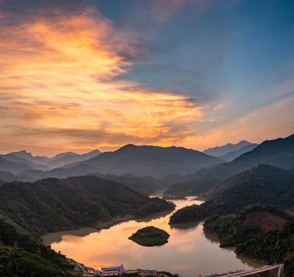 Ba Be Ulusal Parkı, Vietnam, Bac Kan dağlarındaki en büyük göldür.