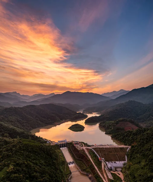 Ba Be Ulusal Parkı, Vietnam, Bac Kan dağlarındaki en büyük göldür.