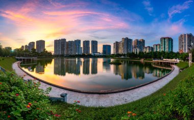 Hanoi, Vietnam 'da, gün batımında Thanh Xuan parkında gökyüzü.