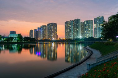 Hanoi, Vietnam 'da, gün batımında Thanh Xuan parkında gökyüzü.