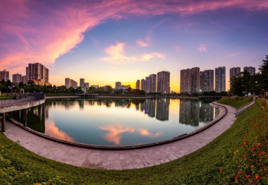 Hanoi, Vietnam 'da, gün batımında Thanh Xuan parkında gökyüzü.