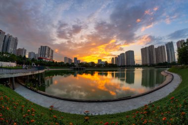 Hanoi, Vietnam 'da, gün batımında Thanh Xuan parkında gökyüzü.