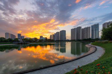 Hanoi, Vietnam 'da, gün batımında Thanh Xuan parkında gökyüzü.