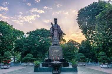 Hanoi, Vietnam 'daki Sword Gölü' nün yakınındaki parkta heykel yapmak için. Ly Thai To, imparatorluk başkentini 1010 yılında Hoa Lu 'dan Thang Long' a (modern Hanoi) taşımasıyla tanınır.