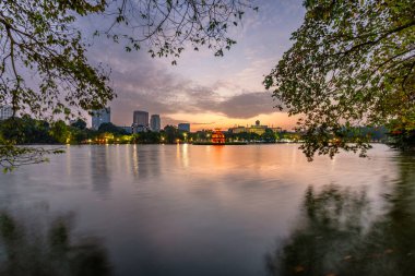 Kaplumbağa kulesi, Hoan Kiem Gölü 'nün ortasında, Hanoi, Vietnam' da gün doğumunda.
