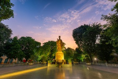 Hanoi, Vietnam 'daki Sword Gölü' nün yakınındaki parkta heykel yapmak için. Ly Thai To, imparatorluk başkentini 1010 yılında Hoa Lu 'dan Thang Long' a (modern Hanoi) taşımasıyla tanınır.