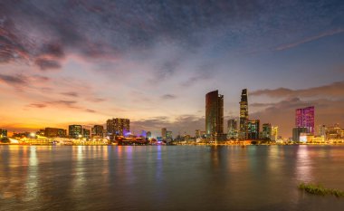 Cityscape ho chi minh, modern mimarinin, parlak aydınlatma ile gece görüntülendi Güney Vietnam'da Saygon Nehri üzerinde