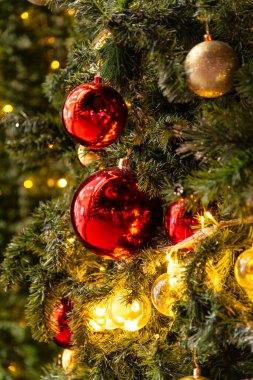 Aydınlatılmış ağaçta asılı güzel Noel süsü