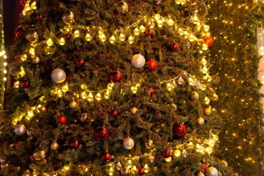 Aydınlatılmış ağaçta asılı güzel Noel süsü