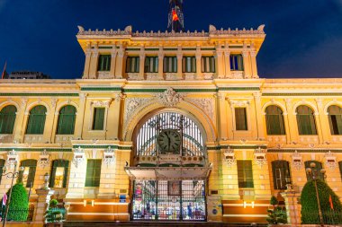 Saigon Merkez postane mavi gökyüzü arka planda Ho Chi Minh, Vietnam üzerinde. Gotik binanın çelik yapı Gustave Eiffel tarafından tasarlanmıştır. Ho Chi Minh Asya'nın popüler bir turistik yer.