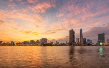 Cityscape ho chi minh, modern mimarinin, parlak aydınlatma ile gece görüntülendi Güney Vietnam'da Saygon Nehri üzerinde