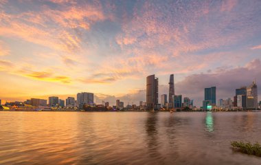 Cityscape ho chi minh, modern mimarinin, parlak aydınlatma ile gece görüntülendi Güney Vietnam'da Saygon Nehri üzerinde