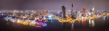 HochiMinh şehrinin ve Saigon Nehri 'nin hava panoramik manzarası. Gün batımında mavi gökyüzü. Gelişmiş Vietnam 'daki finans ve iş merkezleri.