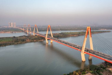 Vietnam, Ha Noi 'deki Nhat Tan köprüsünün havadan görüntüsü. Nhat Tan Köprüsü Kızıl Nehir 'i geçen bir köprüdür. Panorama