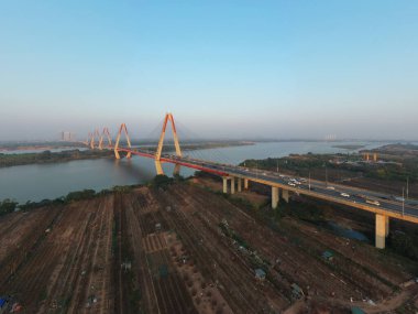 Vietnam, Ha Noi 'deki Nhat Tan köprüsünün havadan görüntüsü. Nhat Tan Köprüsü Kızıl Nehir 'i geçen bir köprüdür. Panorama