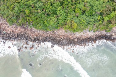 Nam O Beach, Da Nang Beach Danang City, Vietnam güzel bir kumsal var. Sahilde güzel moss kayalar seyahat için ilginç ve bir fotoğraf çekmek.