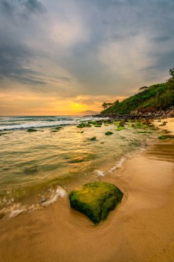 Nam O Beach, Da Nang Beach Danang City, Vietnam güzel bir kumsal var. Sahilde güzel moss kayalar seyahat için ilginç ve bir fotoğraf çekmek.