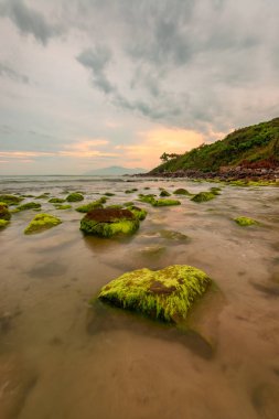 Nam O Beach, Da Nang Beach Danang City, Vietnam güzel bir kumsal var. Sahilde güzel moss kayalar seyahat için ilginç ve bir fotoğraf çekmek.