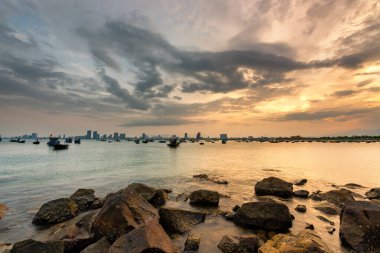 Benim Khe plajım Danang, Vietnam 'da güzel bir plajdır. Gündoğumu Creels 'de (Vietnam' da balıkçı tekneleri). Benim Khe Beach 'im Forbes dergisinin Dünya' daki en güzel 6 plajında..