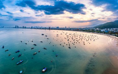 Benim Khe plajım Danang, Vietnam 'da güzel bir plajdır. Gündoğumu Creels 'de (Vietnam' da balıkçı tekneleri). Benim Khe Beach 'im Forbes dergisinin Dünya' daki en güzel 6 plajında..