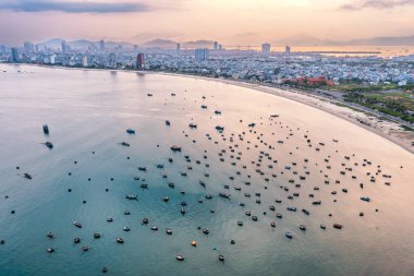 Benim Khe plajım Danang, Vietnam 'da güzel bir plajdır. Gündoğumu Creels 'de (Vietnam' da balıkçı tekneleri). Benim Khe Beach 'im Forbes dergisinin Dünya' daki en güzel 6 plajında..