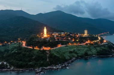 Ling Ung tapınağı, Son Tra yarımadası, Da Nang, Vietnam. Linh Ung Pagoda 'nın havadan görünüşü turistler için en ünlü yerlerden biridir..