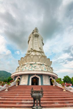 Ling Ung tapınağı, Son Tra yarımadası, Da Nang, Vietnam. Linh Ung Pagoda 'nın havadan görünüşü turistler için en ünlü yerlerden biridir..