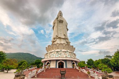 Ling Ung tapınağı, Son Tra yarımadası, Da Nang, Vietnam. Linh Ung Pagoda 'nın havadan görünüşü turistler için en ünlü yerlerden biridir..