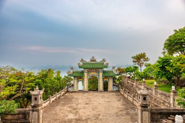 Ling Ung tapınağı, Son Tra yarımadası, Da Nang, Vietnam. Linh Ung Pagoda 'nın havadan görünüşü turistler için en ünlü yerlerden biridir..