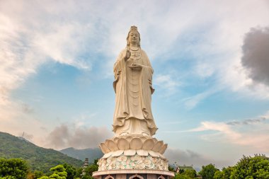 Ling Ung tapınağı, Son Tra yarımadası, Da Nang, Vietnam. Linh Ung Pagoda 'nın havadan görünüşü turistler için en ünlü yerlerden biridir..