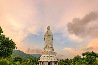 Ling Ung tapınağı, Son Tra yarımadası, Da Nang, Vietnam. Linh Ung Pagoda 'nın havadan görünüşü turistler için en ünlü yerlerden biridir..