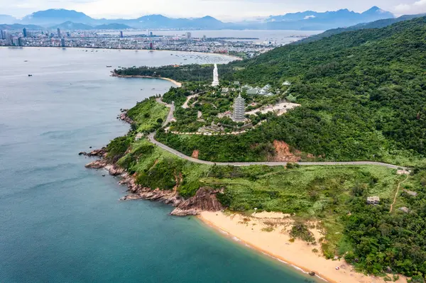 Ling Ung tapınağı, Son Tra yarımadası, Da Nang, Vietnam. Linh Ung Pagoda 'nın havadan görünüşü turistler için en ünlü yerlerden biridir..