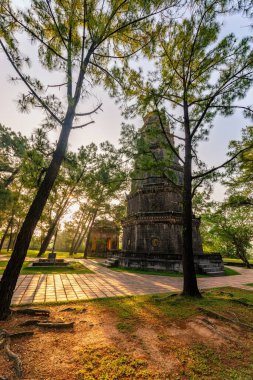 Thien Mu Pagoda, Hue şehrindeki antik manastırlardan biridir. Vietnam 'ın tarihi kenti Hue' da, Parfüm Nehri kıyısında yer alır.