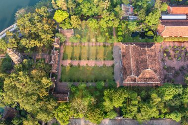 Thien Mu Pagoda, Hue şehrindeki antik manastırlardan biridir. Vietnam 'ın tarihi kenti Hue' da, Parfüm Nehri kıyısında yer alır.