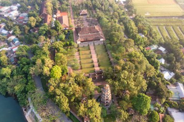 Thien Mu Pagoda, Hue şehrindeki antik manastırlardan biridir. Vietnam 'ın tarihi kenti Hue' da, Parfüm Nehri kıyısında yer alır.