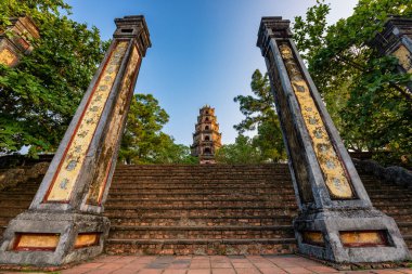 Thien Mu Pagoda, Hue şehrindeki antik manastırlardan biridir. Vietnam 'ın tarihi kenti Hue' da, Parfüm Nehri kıyısında yer alır.