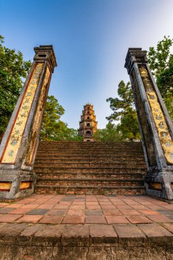 Thien Mu Pagoda, Hue şehrindeki antik manastırlardan biridir. Vietnam 'ın tarihi kenti Hue' da, Parfüm Nehri kıyısında yer alır.