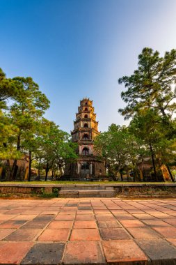 Thien Mu Pagoda, Hue şehrindeki antik manastırlardan biridir. Vietnam 'ın tarihi kenti Hue' da, Parfüm Nehri kıyısında yer alır.
