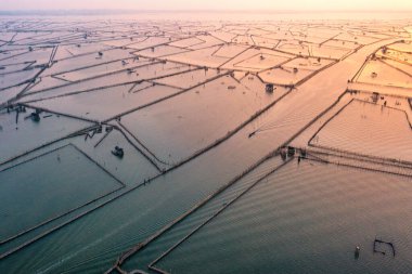 Chuon Gölü, Vietnam 'daki en büyük lagün sistemine ait. Balıkların yakalandığı ve balıkçıların yaşadığı yer.