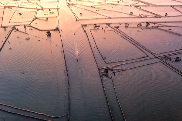 stock image Chuon Lagoon, Hue belongs to the largest lagoon system in Vietnam, where fish are caught and fishermen live