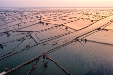 Chuon Gölü, Vietnam 'daki en büyük lagün sistemine ait. Balıkların yakalandığı ve balıkçıların yaşadığı yer.